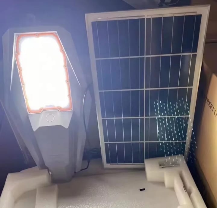 LE PUISSANT LAMPADAIRE  SOLAIRE 12000W💼 Investissez Aujourd'hui, Réalisez des Économies Pendant des Années