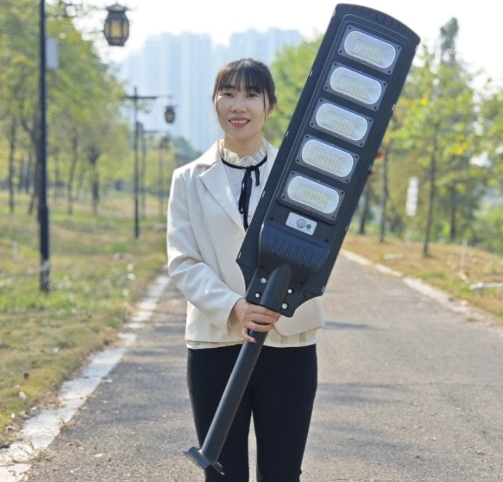 ☀️ Le Puissant Lampadaire Solaire 20000W LEADDER — La Puissance Solaire au Service de Vos Projets